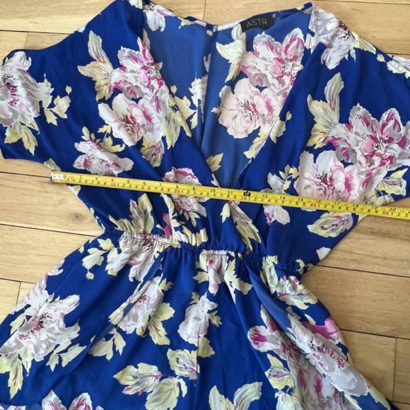 ASTR The Label Surplice cold shoulder v-neckline floral romper size M - Picture 8 of 11